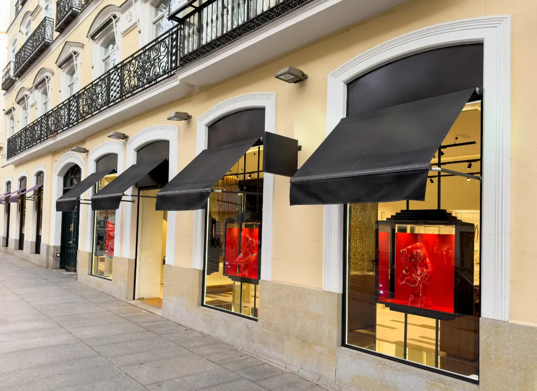 Façade vitrine de magasin en aluminium sur mesure à Pennautier